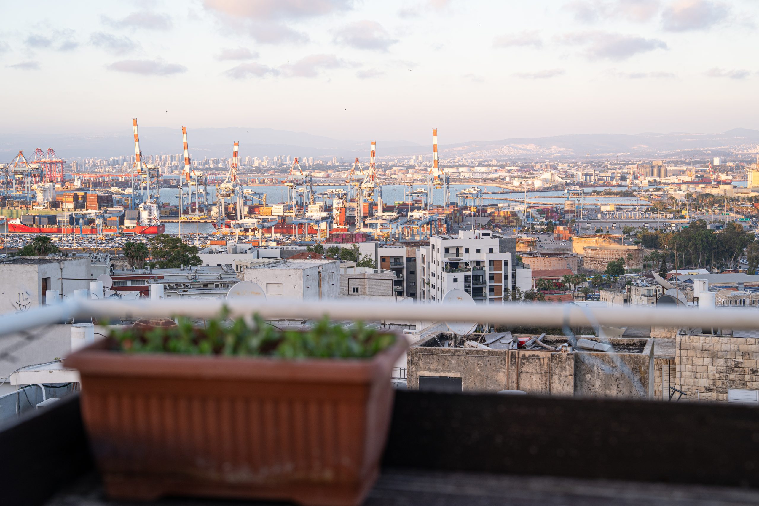 Loui Talpiot Hotel Haifa - Rooftop Terrace with Outdoor Seating