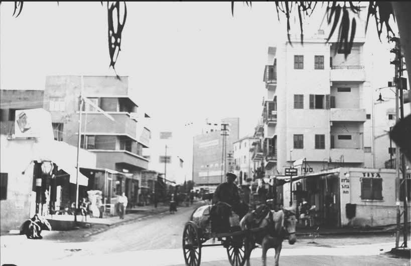 מלון לואי תלפיות בשנת 1933 - צילום היסטורי של הרחוב בשוק תלפיות בחיפה